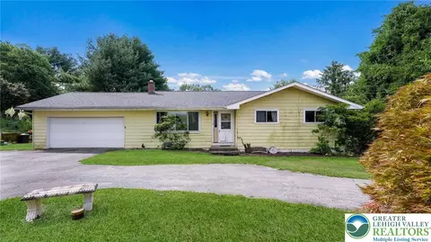 2834 Forest Dr, Coopersburg, PA 18036