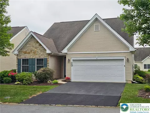 15 Devonshire Dr, Palmer Township, PA 18045