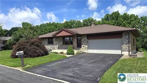 3845 Rosewood Ln, Whitehall Twp, PA 18052