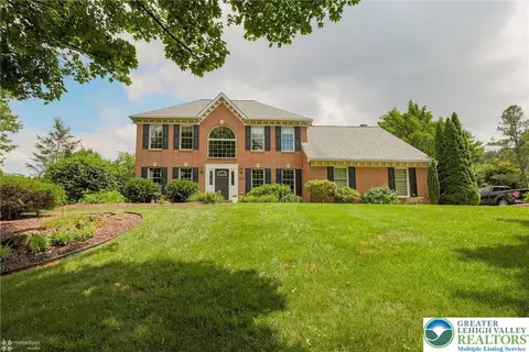 4484 Woodlawn Dr, Emmaus, PA 18049