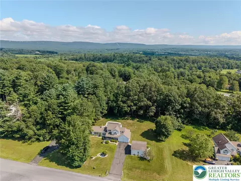1609 Olympic Way, Effort, PA 18330
