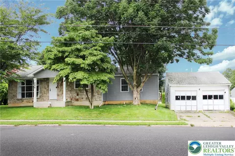 220 Rentzheimer Dr, Hellertown, PA 18055