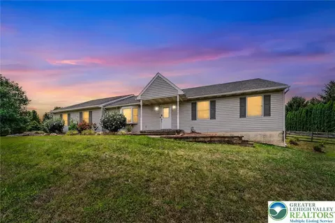847 S Cottonwood Rd, Walnutport, PA 18088