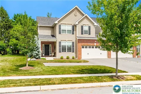 1091 Swallow Tail Ln, Breinigsville, PA 18031