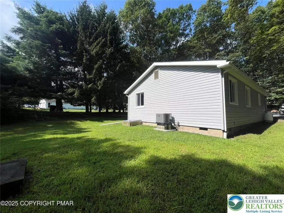 Exterior - 114 Shady Ln, East Stroudsburg, PA 18302 photo 6 of 8