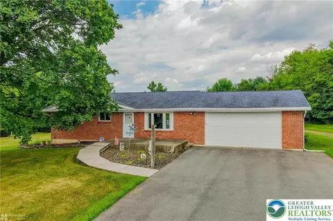 910 Bushkill Center Rd, Nazareth, PA 18064
