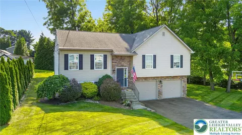 700 Oakwood St, Palmer Township, PA 18045