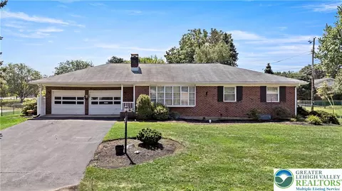 3070 Mosser Dr, Allentown, PA 18103