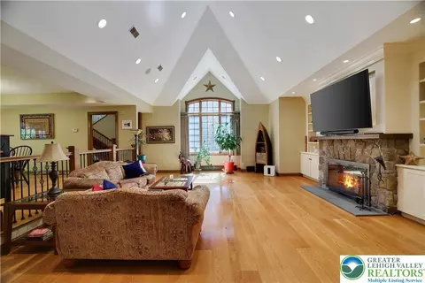 Living - 0 Address Withheld, Wayne, PA 18436 photo 3 of 5