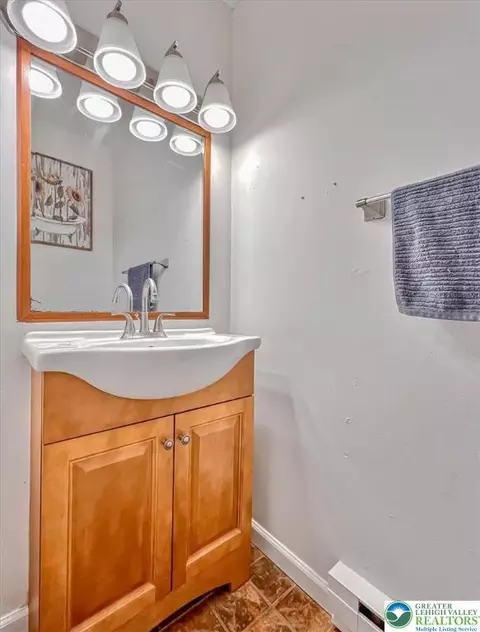 Bath - 213 Falls Cir, Saw Creek, PA 18324 photo 1 of 6