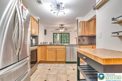 Kitchen - 213 Falls Cir, Saw Creek, PA 18324 photo 4 of 6