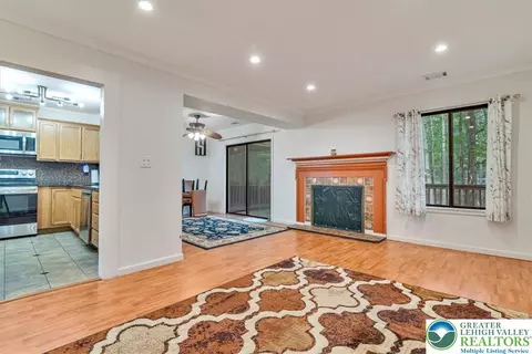 Living - 213 Falls Cir, Saw Creek, PA 18324 photo 3 of 7