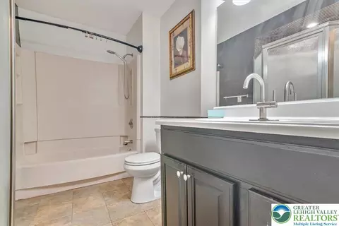 Bath - 213 Falls Cir, Saw Creek, PA 18324 photo 4 of 6