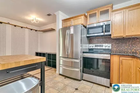 Kitchen - 213 Falls Cir, Saw Creek, PA 18324 photo 3 of 6
