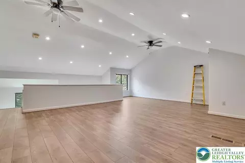 Living - 213 Falls Cir, Saw Creek, PA 18324 photo 6 of 7