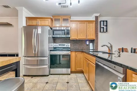 Kitchen - 213 Falls Cir, Saw Creek, PA 18324 photo 2 of 6
