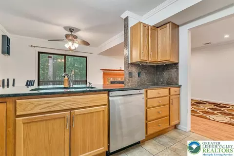 Kitchen - 213 Falls Cir, Saw Creek, PA 18324 photo 6 of 6