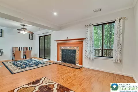 Living - 213 Falls Cir, Saw Creek, PA 18324 photo 4 of 7