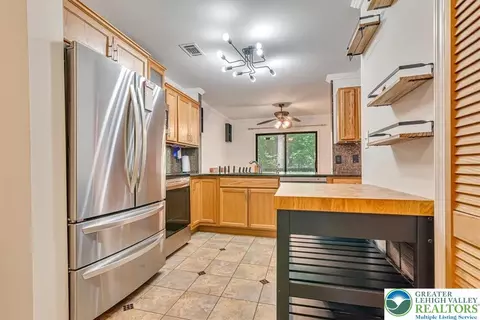 Kitchen - 213 Falls Cir, Saw Creek, PA 18324 photo 5 of 6