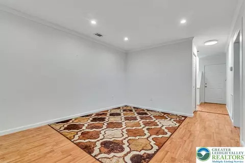 Living - 213 Falls Cir, Saw Creek, PA 18324 photo 5 of 7