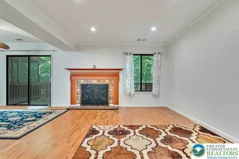 Living - 213 Falls Cir, Saw Creek, PA 18324 photo 2 of 7