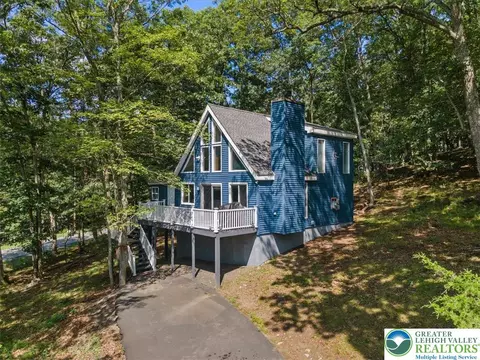 272 Stafford Dr, Saw Creek, PA 18324