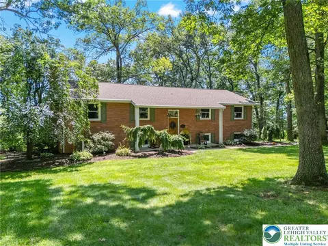 5742 Shady Ln, Bath, PA 18014