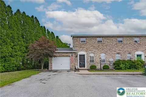 4943 Shawnee Ct, Schnecksville, PA 18078