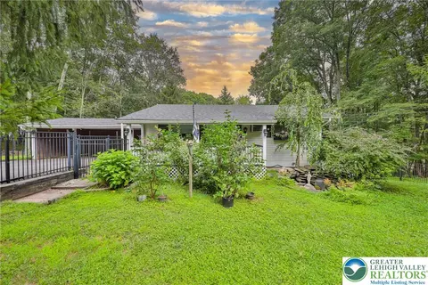 1094 Maple Lake Dr, Bushkill, PA 18324