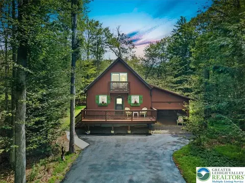 107 Black Bear Ln, Coolbaugh Twp, PA 18466