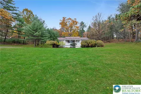 139 Johnny Bee Rd, Dingmans Ferry, PA 18328
