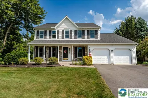 7 Horseshoe Dr, Morgantown, PA 19543