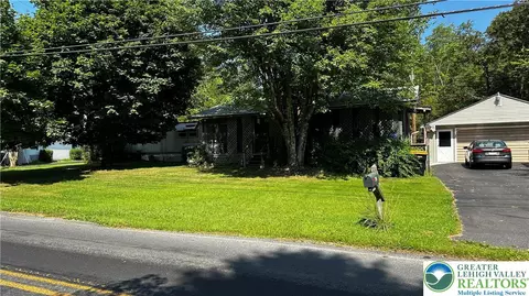 270 Lake Minsi Dr, Bangor, PA 18013