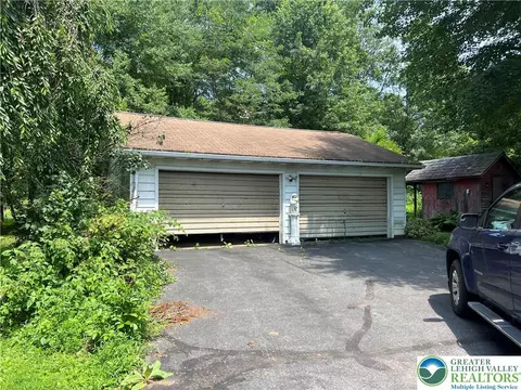 2444 E Scenic Dr, Bath, PA 18014 photo 4