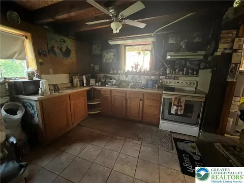 2444 E Scenic Dr, Bath, PA 18014 photo 8