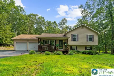 124 Timber Hill Rd, Henryville, PA 18332