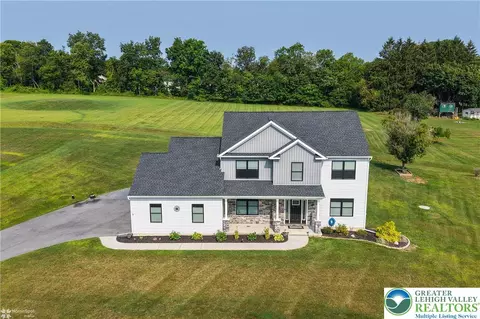 771 Emerald Valley Ln, Bangor, PA 18013
