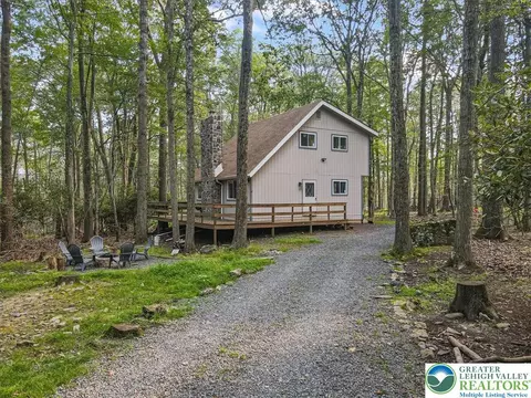 1069 Maple Dr, Pocono Lake, PA 18347