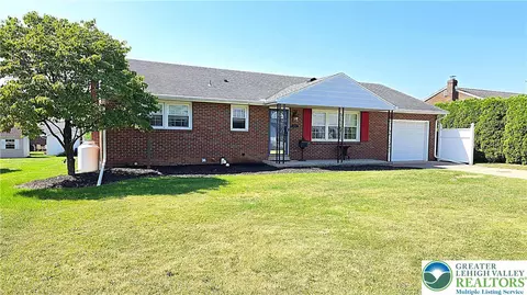 3512 Center St, Hokendauqua, PA 18052