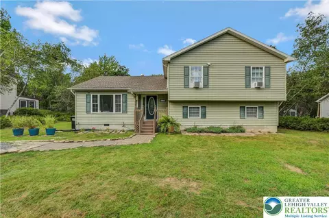 261 Clearview Dr, Long Pond, PA 18334