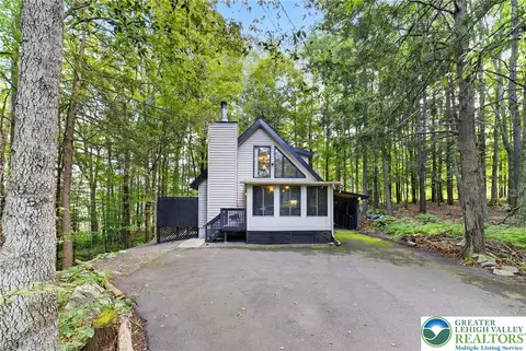35 Elmwood Ct, Hamlin, PA 18427
