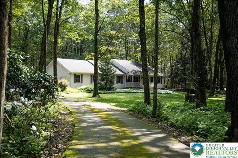 221 Hemlock Dr, Long Pond, PA 18334