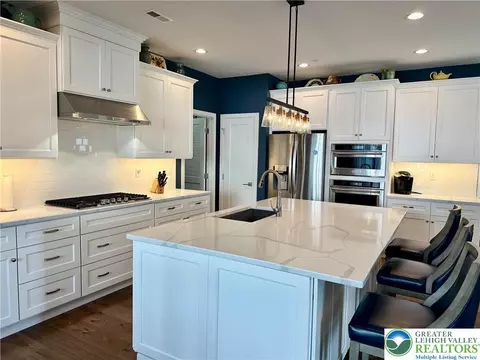 6965 Maple Dr, Bath, PA 18014 photo 3