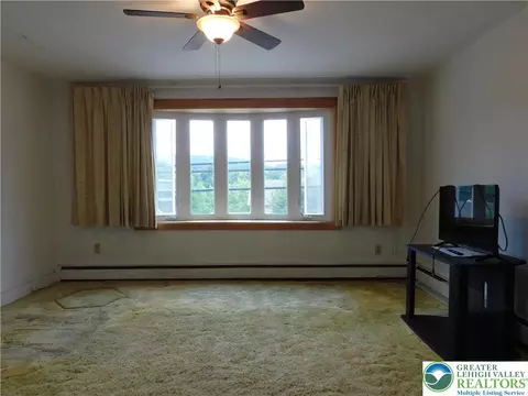 Living - 504 Spring St, Bethlehem, PA 18018 photo 2 of 5