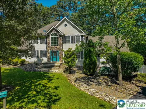 114 Hollow Dr, Stroudsburg, PA 18360