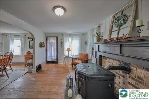 Entry Way - 181 E Moorestown Rd, Wind Gap, PA 18091 photo 1 of 4