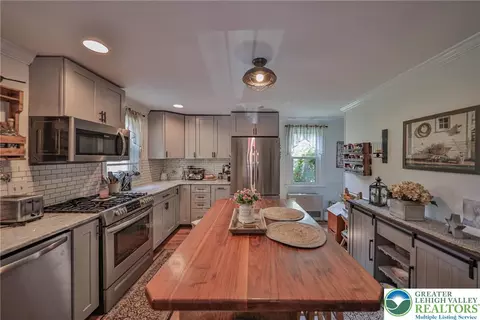 Kitchen - 181 E Moorestown Rd, Wind Gap, PA 18091 photo 4 of 4