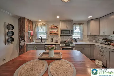 Kitchen - 181 E Moorestown Rd, Wind Gap, PA 18091 photo 3 of 4