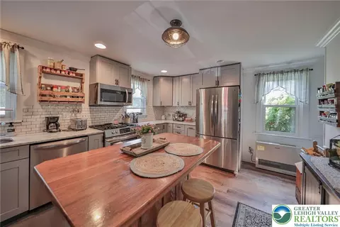 Kitchen - 181 E Moorestown Rd, Wind Gap, PA 18091 photo 2 of 4