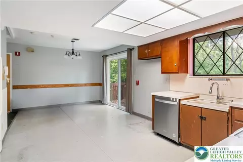 301 N Walnut St, Bath, PA 18014 photo 10